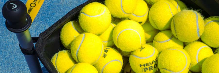 tennis-baelle-behaelter Tennisbälle in einem Behälter